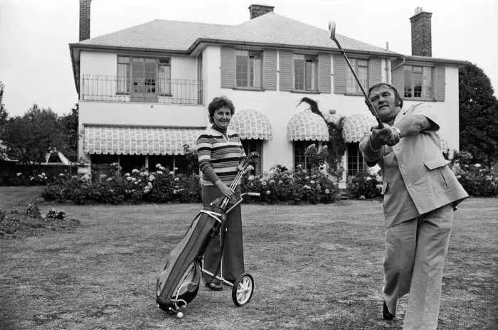 Framed Print : Les Dawson at his home near Blackpool, Lancashire, with his wife Margaret. August 1977 Framed Print : Les Dawson at his home near Blackpool, Lancashire, with his wife Margaret. August 1977
