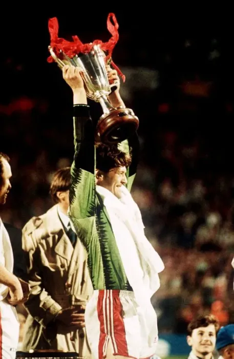 Framed Print : Les Sealey Manchester United goalkeeper holding aloft the European Cup Winners Cupafter Framed Print : Les Sealey Manchester United goalkeeper holding aloft the European Cup Winners Cupafter