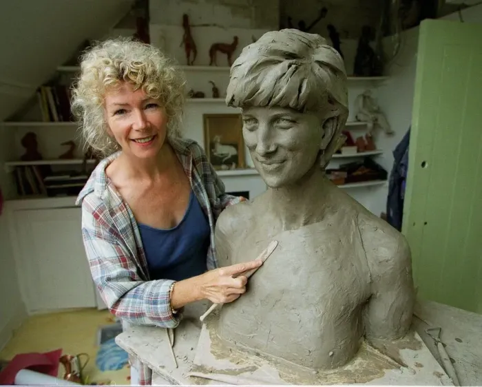 Framed Print : Lesley Proven with her sculpture of Princess Diana, August 1999 Framed Print : Lesley Proven with her sculpture of Princess Diana, August 1999