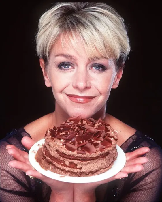 Framed Print : Leslie Ash actress in studio with chocolate cake June 1999 Framed Print : Leslie Ash actress in studio with chocolate cake June 1999