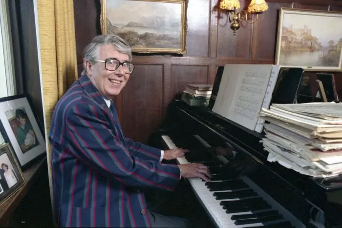 Framed Print : LESLIE CROWTHER - TV PRESENTER, AT HIS PIANO AT HOME 16 / 09 / 1994 Framed Print : LESLIE CROWTHER - TV PRESENTER, AT HIS PIANO AT HOME 16 / 09 / 1994