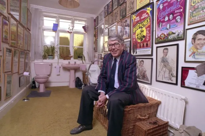 Framed Print : LESLIE CROWTHER - TV PRESENTER, IN HIS BATHROOM 16 / 09 / 1994 Framed Print : LESLIE CROWTHER - TV PRESENTER, IN HIS BATHROOM 16 / 09 / 1994