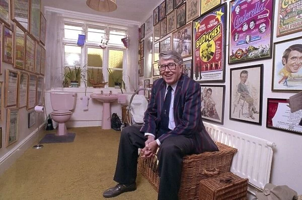 LESLIE CROWTHER - TV PRESENTER, IN HIS BATHROOM 16  /  09  /  1994