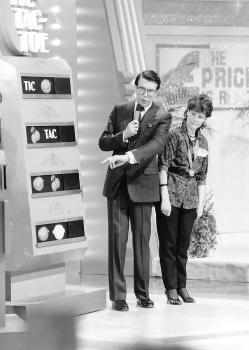 Framed Print : Leslie Crowther TV presenter of The Price Is Right 1986 A©mirrorpix Framed Print : Leslie Crowther TV presenter of The Price Is Right 1986 A©mirrorpix