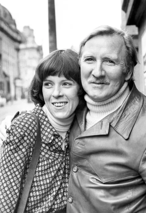 Framed Print : Leslie Phillips and Fran O Linn, who appear in To Dorothy Framed Print : Leslie Phillips and Fran O Linn, who appear in To Dorothy