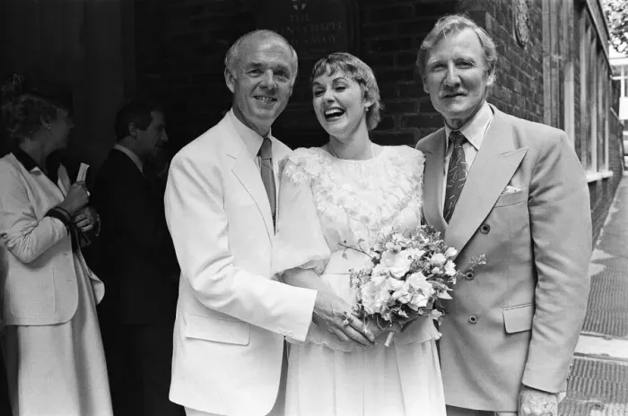 Framed Print : Leslie Phillips marries Angela Scoular at the Queens Chapel of the Savoy