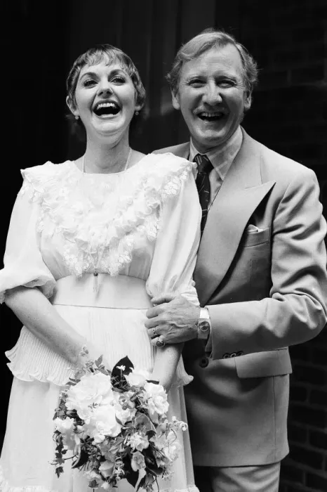 Framed Print : Leslie Phillips marries Angela Scoular at the Queens Chapel of the Savoy