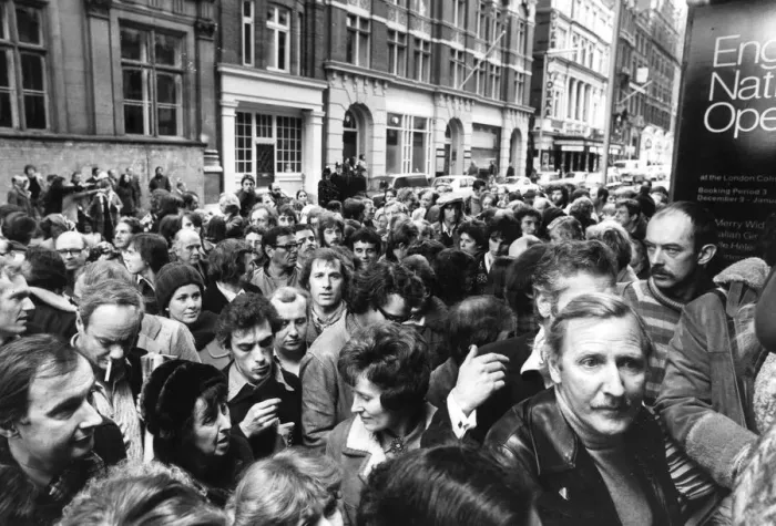 Framed Print : Lesllie Phillips and crowds of actors cramming into theatre for Equity meeting - November