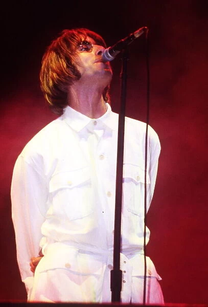 LIAM GALLAGHER (OASIS) - ON STAGE AT KNEBWORTH - 10  /  08  /  1`996