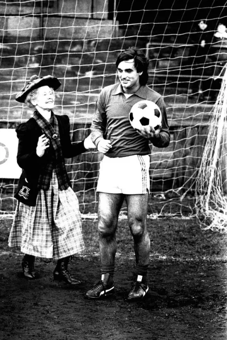 Framed Print : Lib - Football legend George Best giving actress Gudrun Ure some footballing tips during
