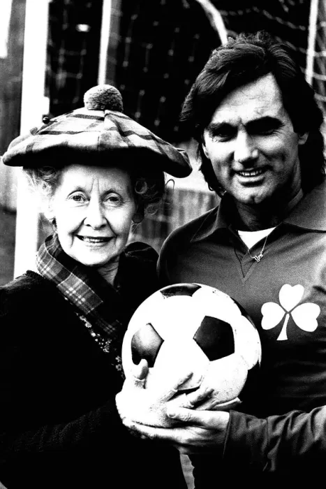 Framed Print : Lib - Football legend George Best giving actress Gudrun Ure some footballing tips during