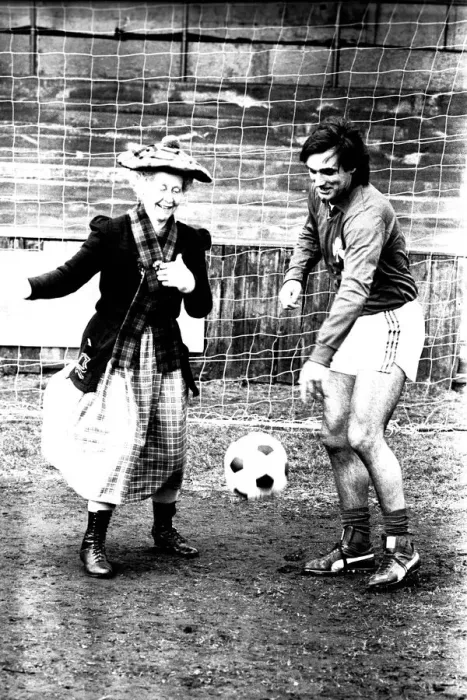 Framed Print : Lib - Football legend George Best giving actress Gudrun Ure some footballing tips during