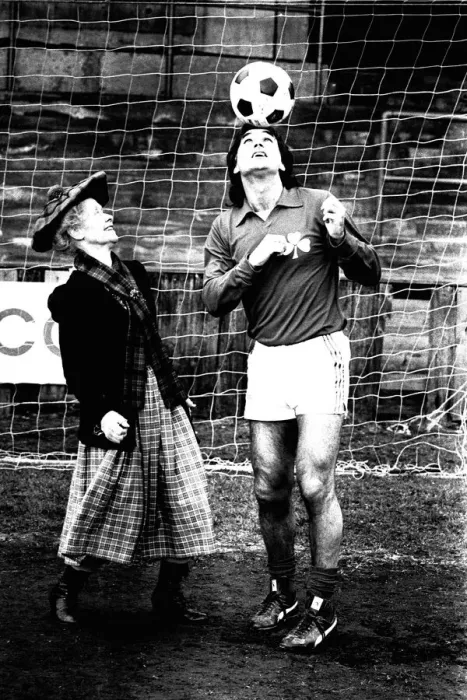 Framed Print : Lib - Football legend George Best giving actress Gudrun Ure some footballing tips during Framed Print : Lib - Football legend George Best giving actress Gudrun Ure some footballing tips during