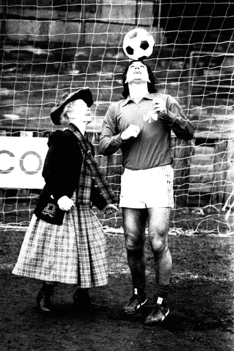 Framed Print : Lib - Football legend George Best giving actress Gudrun Ure some footballing tips during Framed Print : Lib - Football legend George Best giving actress Gudrun Ure some footballing tips during