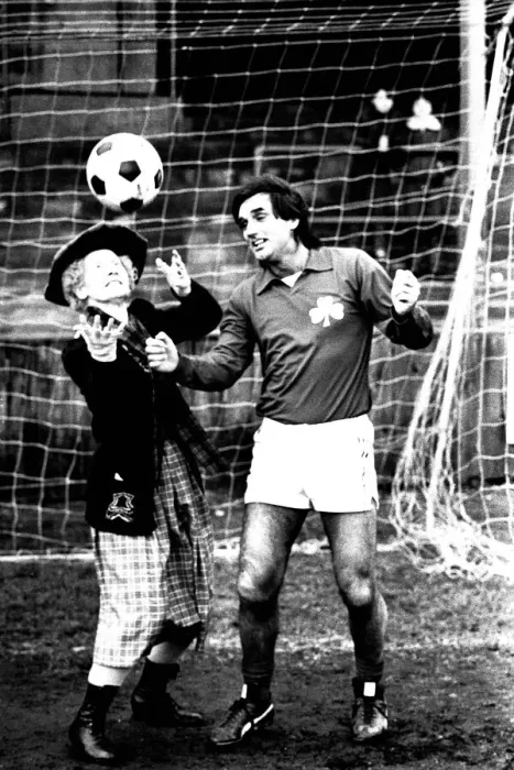 Framed Print : Lib - Football legend George Best giving actress Gudrun Ure some footballing tips during