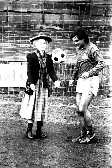 Framed Print : Lib - Football legend George Best giving actress Gudrun Ure some footballing tips during Framed Print : Lib - Football legend George Best giving actress Gudrun Ure some footballing tips during