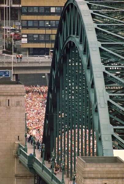Lib - Great North Run, Sunday 20 September, 1992 - Runners make their way over the Tyne