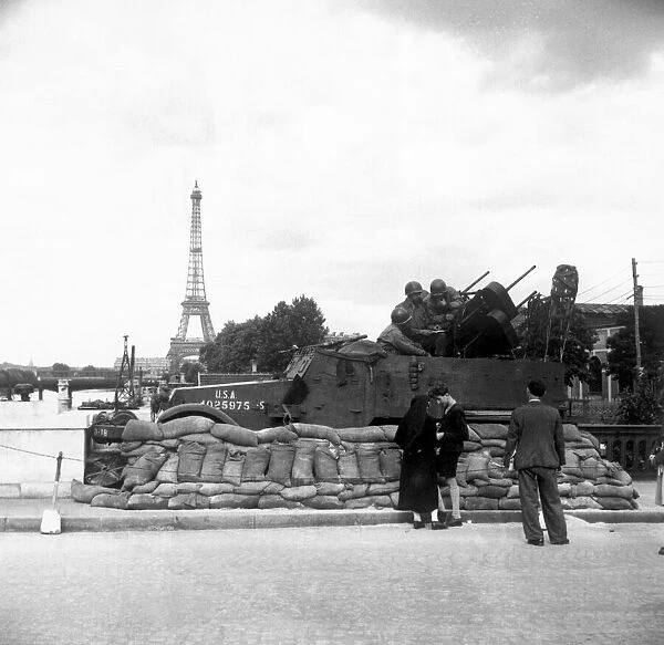 The Liberation of France. Paris, US Anti-aircraft guns guard the bridges over the Seine