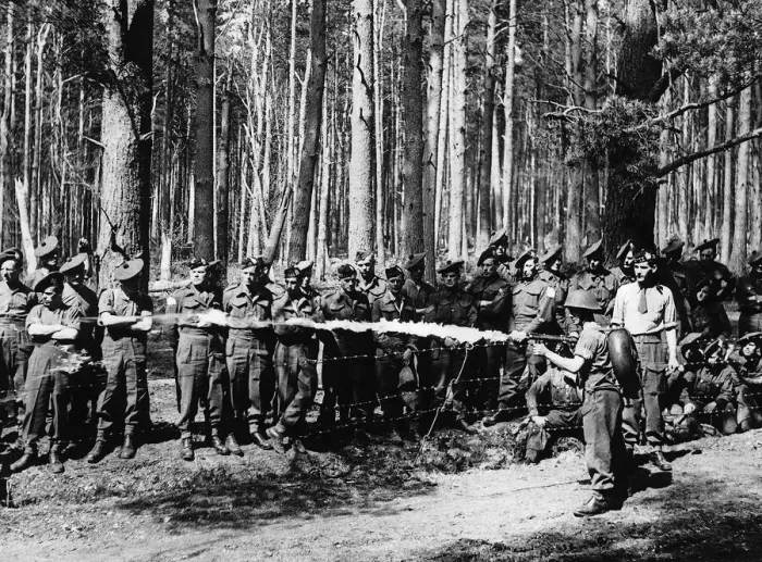 Framed Print : The Lifebuoy'flame thrower being demonstrated to British troops in France