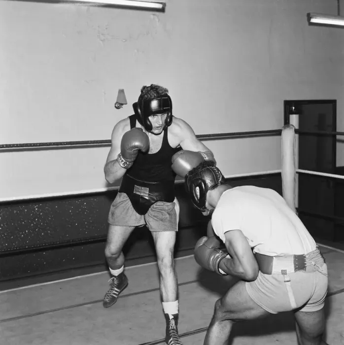 Framed Print : Light heavyweight boxer John Conteh (right) sparring with Joe Bugner