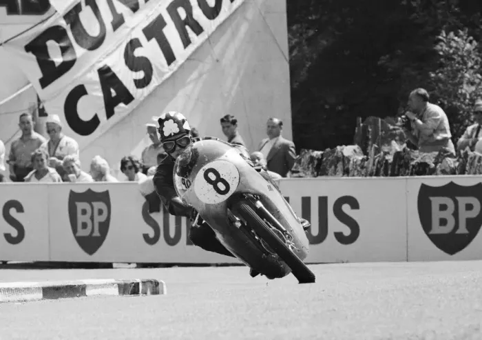 Framed Print : Lightweight 125cc race, Isle of Man. Tommy Robb in action. 4th June 1964