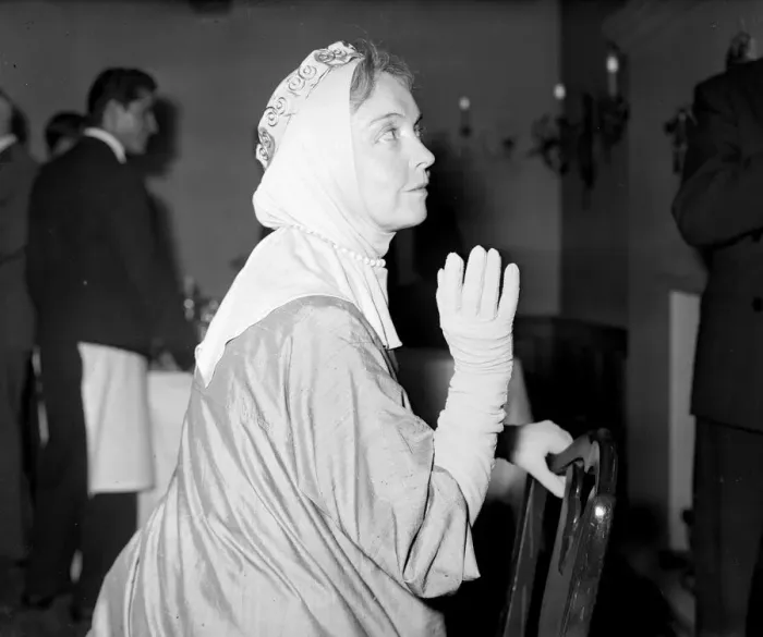 Framed Print : Lillian Gish in London August 1957 Framed Print : Lillian Gish in London August 1957