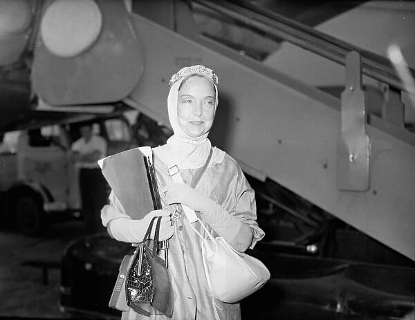 Lillian Gish in London holding a script August 1957