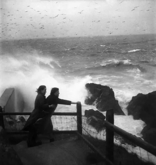 Framed Print : Lillian Wills and Mauri Wearne in gale at Mevagissey Cornwall. November 1952 C5817