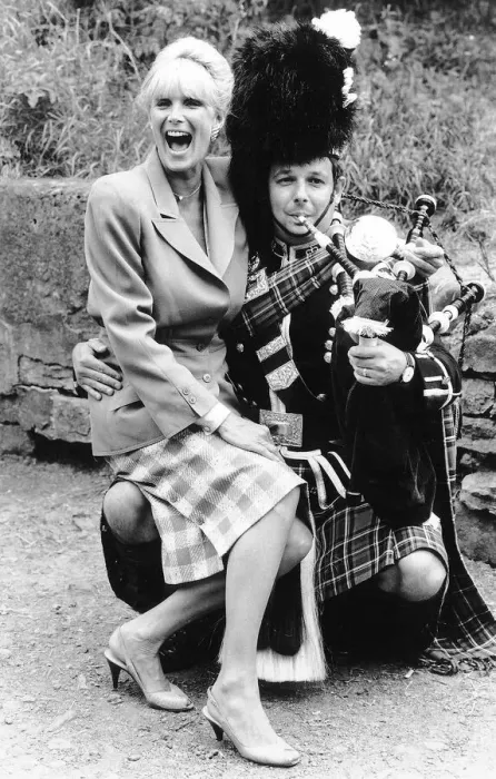 Framed Print : Linda Evans actress on a Pipers knee in Edinburgh July 1985 dbase Framed Print : Linda Evans actress on a Pipers knee in Edinburgh July 1985 dbase