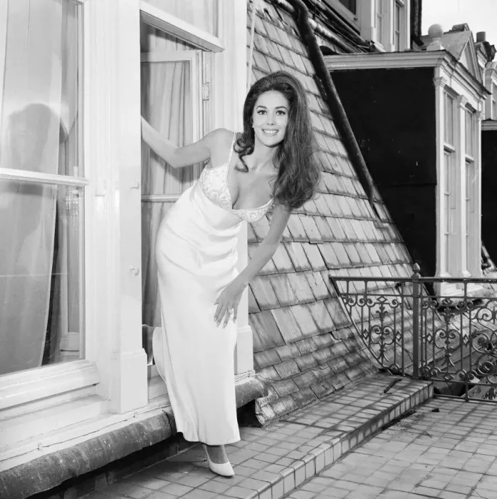 Framed Print : Linda Harrison, american actress in the UK to attend the Royal Film Performance of Framed Print : Linda Harrison, american actress in the UK to attend the Royal Film Performance of