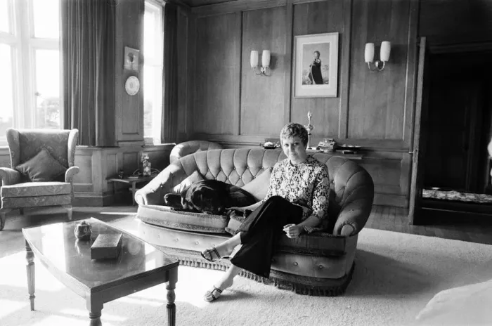 Framed Print : Linda Jones, wife of singer Tom Jones, pictured at there 65, 000 pound home in Weybridge
