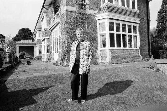 Framed Print : Linda Jones, wife of singer Tom Jones, pictured at there 65, 000 pound home in Weybridge Framed Print : Linda Jones, wife of singer Tom Jones, pictured at there 65, 000 pound home in Weybridge