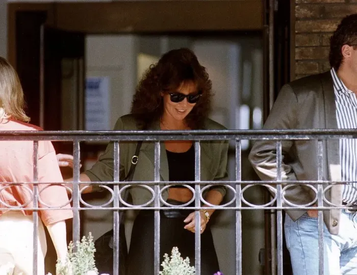 Framed Print : Linda Lusardi Model / TV Presenter leaves princess grace hospital after visting Paul Framed Print : Linda Lusardi Model / TV Presenter leaves princess grace hospital after visting Paul