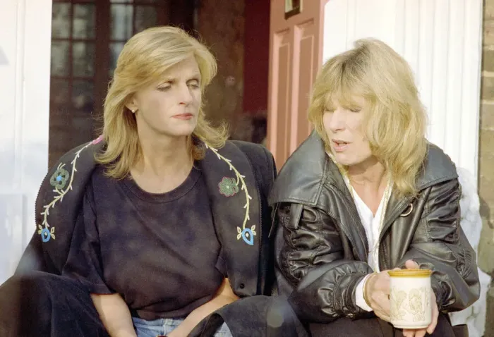 Framed Print : Linda McCartney, wfire of fomer Beatle Paul McCartney, has a chat with her friend Carla Framed Print : Linda McCartney, wfire of fomer Beatle Paul McCartney, has a chat with her friend Carla