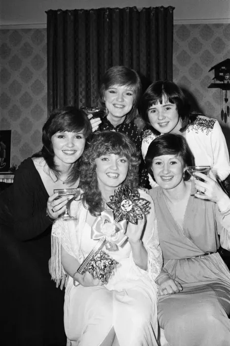 Framed Print : Linda Nolan celebrates her 21st birthday at home in Ilford with her sisters Maureen Framed Print : Linda Nolan celebrates her 21st birthday at home in Ilford with her sisters Maureen