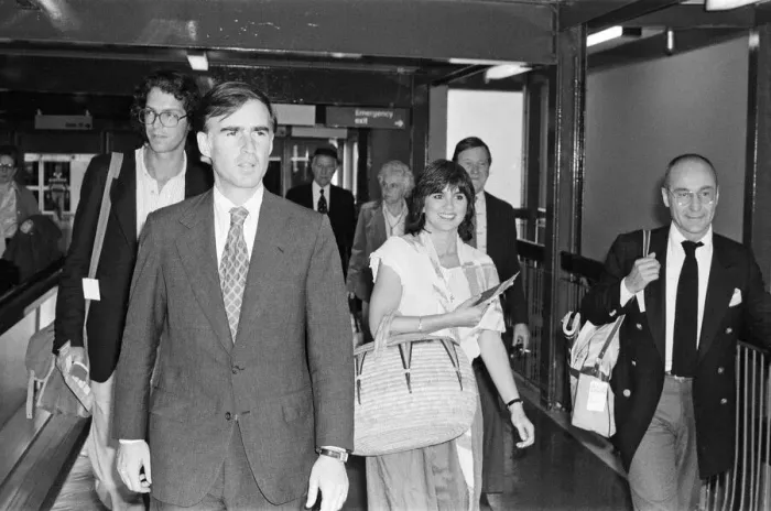 Framed Print : Linda Ronstadt arrives at London Heathrow Airport on their way to Los Angeles Framed Print : Linda Ronstadt arrives at London Heathrow Airport on their way to Los Angeles