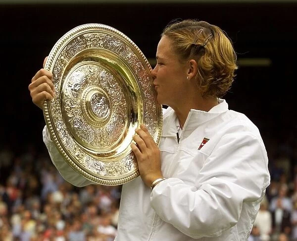 Lindsay Davenport of the U. S. July 1999 holding and kissing the trophy after