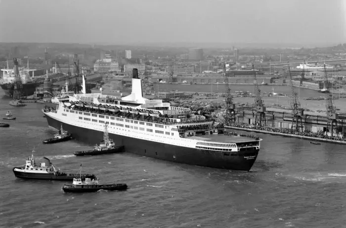 Framed Print : The liner QE2 departs from Southampton to take British soldiers off to war in