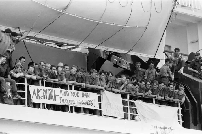 Framed Print : The liner QE2 departs from Southampton to take British soldiers off to war in Framed Print : The liner QE2 departs from Southampton to take British soldiers off to war in
