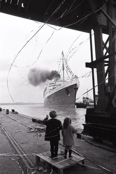 Framed Print : The liner Queen Elizabeth sets sails from Southampton carrying passengers for the last