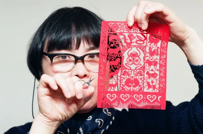 Framed Print : Ling Liu who is an expert in the art of Chinese Paper Cuts 11th January 1996