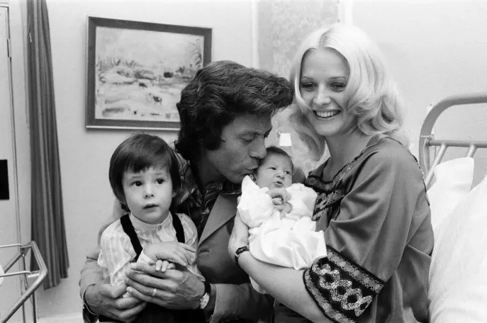 Framed Print : Lionel Blair with his wife Susan at the Avenue Clinic, Hampstead, with their children Framed Print : Lionel Blair with his wife Susan at the Avenue Clinic, Hampstead, with their children