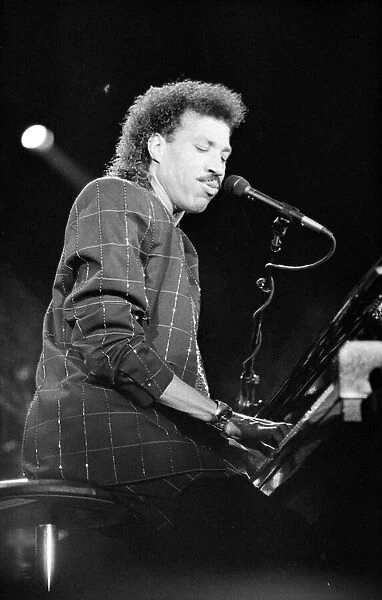 Lionel Ritchie May 1987 Performing in Concert on stage Singer singing playing