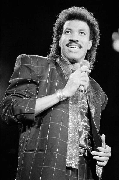 Lionel Ritchie May 1987 Performing in Concert on stage Singer