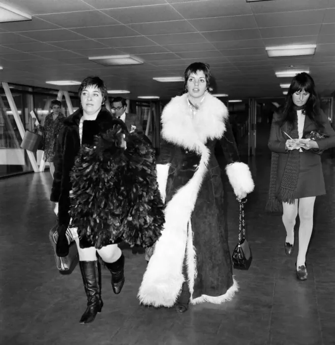 Framed Print : Lisa Minelli today left Heathrow Airport for Paris where she will be appearing in a Framed Print : Lisa Minelli today left Heathrow Airport for Paris where she will be appearing in a