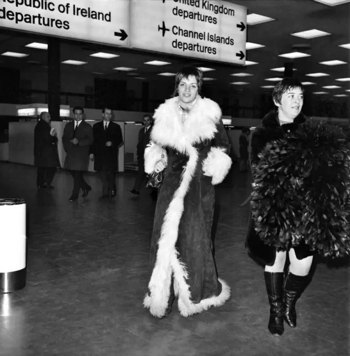 Framed Print : Lisa Minelli today left Heathrow Airport for Paris where she will be appearing in a Framed Print : Lisa Minelli today left Heathrow Airport for Paris where she will be appearing in a