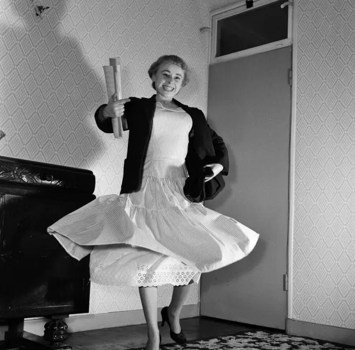 Framed Print : Little girl with a big problem... 17-year-old Barbara Windsor from Stoke Newington