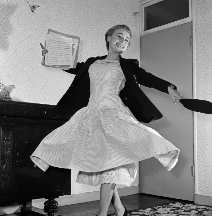 Framed Print : Little girl with a big problem... 17-year-old Barbara Windsor from Stoke Newington Framed Print : Little girl with a big problem... 17-year-old Barbara Windsor from Stoke Newington
