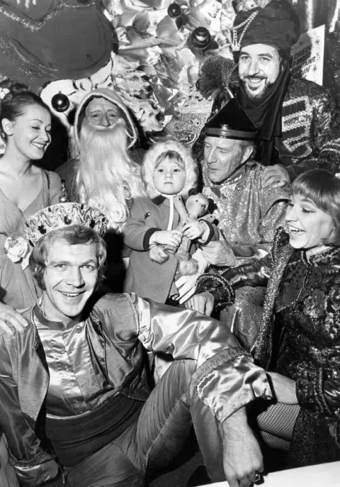 Framed Print : Little Morag Kelly meets the cast of Aladdin appearing at the Kings Theatre Framed Print : Little Morag Kelly meets the cast of Aladdin appearing at the Kings Theatre