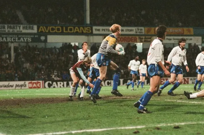 Framed Print : Littlewoods Cup replay. West Ham 3 v Oldham Athletic 0. 7th March 1990
